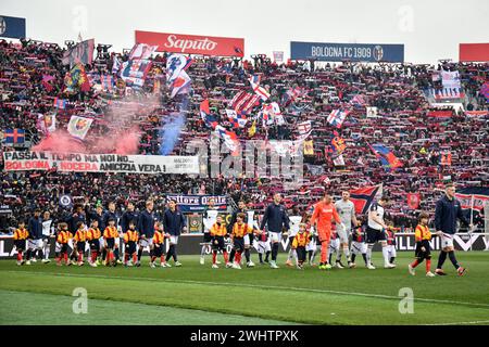 Bologna, Italia. 11 febbraio 2024. Foto massimo Paolone/LaPresse 11 febbraio 2024 - Bologna, Italia - sport, calcio - Bologna vs Lecce - Campionato italiano di calcio serie A TIM 2023/2024 - Stadio Renato DallÕAra. Nella foto: ingresso delle squadre in campo 11 febbraio 2024 Bologna, Italia - sport, calcio - Bologna vs Lecce - Campionato Italiano di calcio di serie A 2023/2024 - Stadio Renato DallÕAra. Nella foto: Le squadre entrano in campo per la partita crediti: LaPresse/Alamy Live News Foto Stock