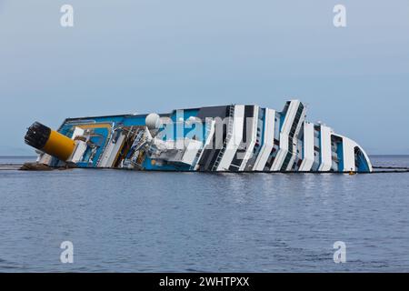 GIGLIO, ITALIA - 28 APRILE 2012: Nave da crociera Costa Concordia sulla costa italiana dell'Isola del Giglio dopo il naufragio del 13 gennaio 2 Foto Stock