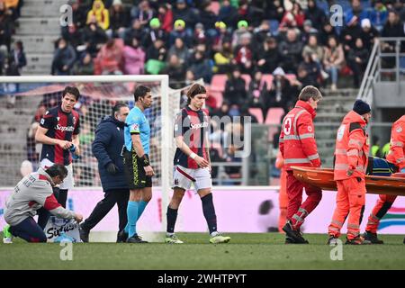 Bologna, Italia. 11 febbraio 2024. Foto massimo Paolone/LaPresse 11 febbraio 2024 - Bologna, Italia - sport, calcio - Bologna vs Lecce - Campionato italiano di calcio serie A TIM 2023/2024 - Stadio Renato DallÕAra. Nella foto: Riccardo Calafiori (Bologna FC) infortunio 11 febbraio 2024 Bologna, Italia - sport, calcio - Bologna vs Lecce - Campionato Italiano di serie A 2023/2024 - Stadio Renato DallÕAra. Nella foto: Riccardo Calafiori (Bologna FC) infortunato credito: LaPresse/Alamy Live News Foto Stock