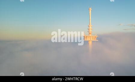 La torre televisiva tra le nuvole in Assia, germania Foto Stock