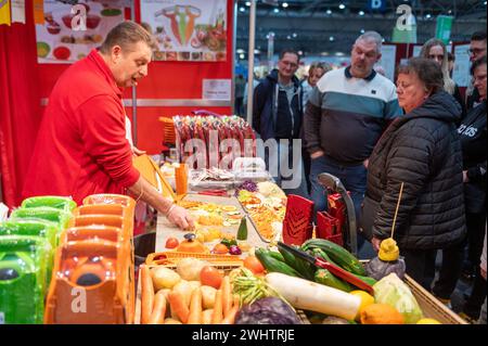 Lipsia - Tausnde Besucher am ersten Wochenende: 750 Aussteller zeigen sich bei der Messe HAUS-GARTEN-FREIZEIT 11.02.2024 gegen 11 Uhr Leipzig, Leipziger Messe Vom 10. bis 18. Febbraio 2024 zeigen sich bei der HAUS-GARTEN-FREIZEIT und der mitteldeutsche handwerksmesse wieder rund 750 Aussteller in drei Messehallen. Neun Tage lang wird aus der Leipziger Messe eine bunte Inspirationslandschaft mit Trends für Heim und Garten, jeder Menge Genuss sowie Handwerk zum Anfassen. Die mitteldeutsche handwerksmesse feiert mit ihrer 25. Auflage das Silberjubiläum. Außerdem ermöglicht die Tageskarte am erste Foto Stock