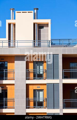 Nuova casa di appartamenti del resort con vista sul cielo azzurro Foto Stock
