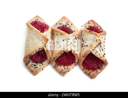 Mini biscotti ripieni di marmellata di frutti di bosco isolati su sfondo bianco Foto Stock