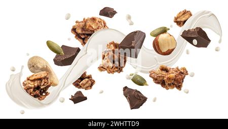 Muesli cadenti con spruzzi di latte, noci e pezzi di cioccolato isolati su fondo bianco Foto Stock