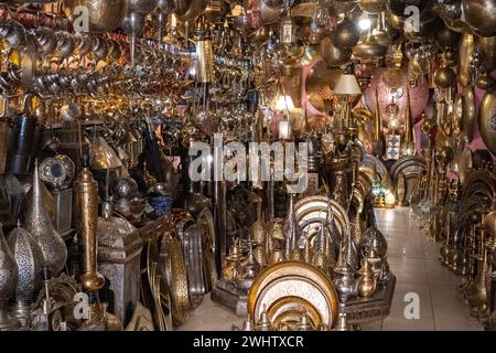 Acquista pezzi d'oro e di rame nel suk. Foto di alta qualità Foto Stock