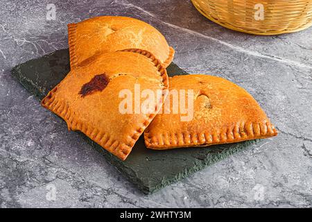 Due deliziosi pasticcini su un elegante piatto verde e nero Foto Stock