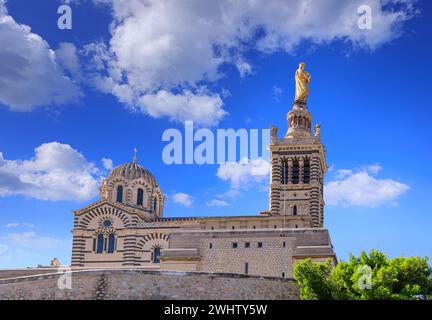 Vista di Notre Dame de la Garde a Marsiglia, Francia: Dettaglio del campanile sormontato dalla statua della Vergine con bambino. Foto Stock