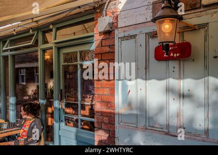 Mercato di King's Yard Street, Pontcanna, Cardiff. Mercato agricolo, pop-up, arte, artigianato, cibo. Concept retail, artigiano. The Wardrobe Coffee Shop. Foto Stock