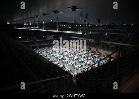 Berlino, Germania. 11 febbraio 2024. Gli assistenti elettorali lavorano durante il conteggio dei voti postali nella Max-Schmeling-Halle. A causa di numerosi problemi, le elezioni del Bundestag del 2021 a Berlino devono essere parzialmente ripetute. Questa decisione è stata decisa dalla Corte costituzionale federale il 19 dicembre 2023. Crediti: Sebastian Christoph Gollnow/dpa/Alamy Live News Foto Stock