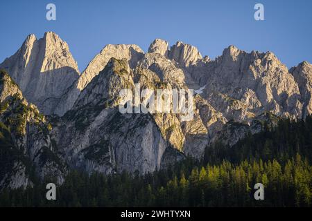 Splendida vista sulle cime delle enormi montagne intorno a Dachstein. Le vette alpine sono semplicemente ipnotiche e così belle. Foto Stock