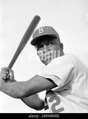 Jackie Robinson (1919-1972) in divisa dei Brooklyn Dodgers, 1954. Robinson fu il primo giocatore nero nella Major League Baseball. Foto Stock