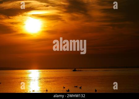 Sport acquatici, scooter acquatico e tramonto sul lago Foto Stock