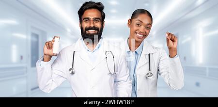 Un maschio e una donna medico professionale sorridono con fiducia Foto Stock