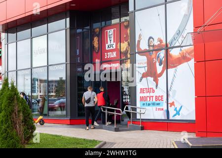 Bielorussia, Minsk - 6 ottobre 2023: Ingresso al palazzo del centro commerciale da vicino Foto Stock