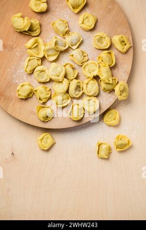 Tortellini crudi con funghi di formaggio, vista dall'alto. Foto Stock