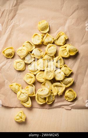 Tortellini crudi con funghi di formaggio, vista dall'alto. Foto Stock