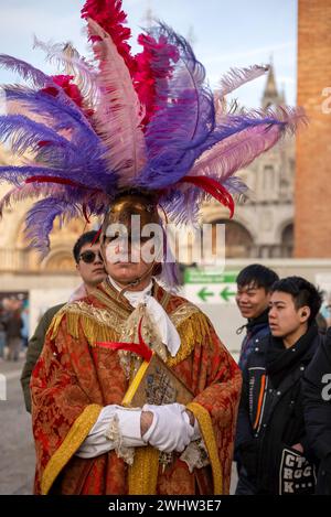 Sia la gente del posto che i visitatori indossano costumi per il famoso e tradizionale Carnevale di Venezia Foto Stock