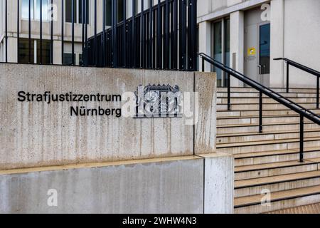 Schriftzug des neuen Stafgiustificzzentrum in Nürnberg neben der Treppe zum Eingang. Der Neubau für die Staatsanwaltschaft Nürnberg-Fürth und die Gerichte wurde direkt an den histroischen Justizplasat angebaut. Nürnberg Bärenschanze Bayern Deutschland *** Letteratura del nuovo centro di giustizia penale di Norimberga accanto alle scale che portano all'ingresso il nuovo edificio per l'ufficio del pubblico ministero di Norimberga Fürth e i tribunali è stato costruito direttamente sull'edificio storico della giustizia di Norimberga Bärenschanze Baviera Germania 20240211-6V2A1980 Foto Stock