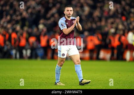 John McGinn dell'Aston Villa applaude i tifosi dopo il fischietto finale nella partita di Premier League a Villa Park, Birmingham. Data foto: Domenica 11 febbraio 2024. Foto Stock