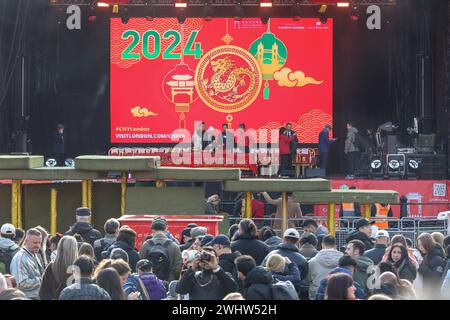 Londra, Regno Unito. 11 febbraio 2024. Le persone si sono incontrate durante le celebrazioni della parata del capodanno cinese a Trafalgar Square nel centro di Londra. Migliaia di persone si sono riunite a Trafalgar Square per celebrare l'anno del Drago o il Capodanno cinese. Credito: SOPA Images Limited/Alamy Live News Foto Stock