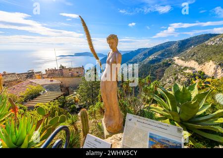 Vista dal borgo medievale di Eze, in cima alla collina, del Mar Mediterraneo, delle colline, della costa e della città di Eze, in Francia, lungo la Costa Azzurra Foto Stock