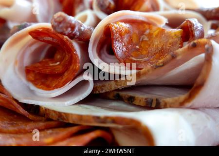 Indicazione dei vari tipi di salame e di prodotti a base di carne, nonché delle salsicce Foto Stock