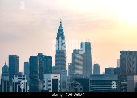 Skyline del centro di Kuala Lumpur, paesaggio urbano della Malesia, Asia al crepuscolo Foto Stock
