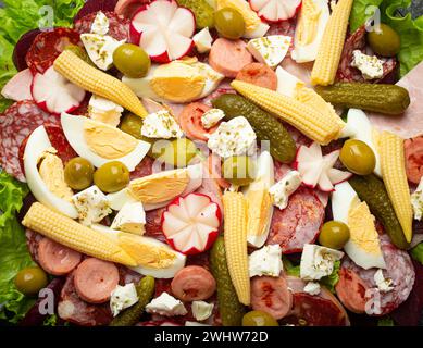 Vista ravvicinata di Fiambre, insalata di Guatemala, Messico e America Latina con affettati e verdure sottaceto di stagione. Festi Foto Stock