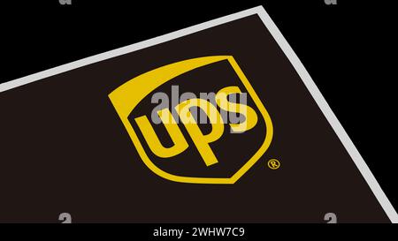 Lake Elsinore, CA, USA - 11 febbraio 2024: Logo UPS all'angolo della busta per posta espressa. Foto Stock