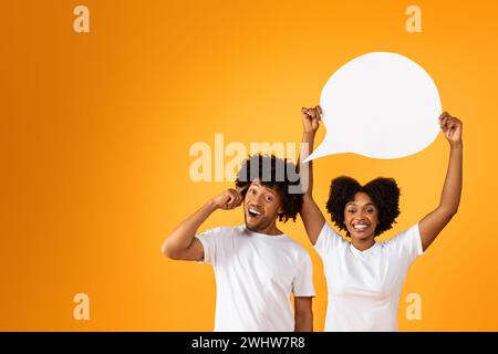 L'uomo nero creativo e ispirato ha una grande idea, posare con la fidanzata Foto Stock