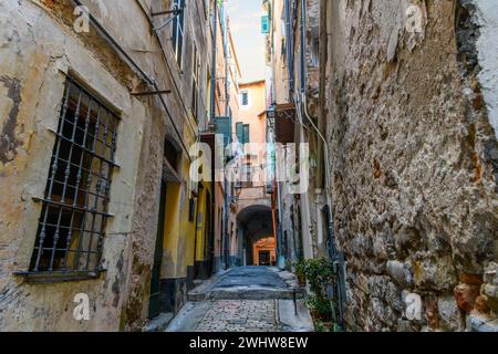 Un'area residenziale di vicoli stretti, gallerie e scale nel quartiere collinare la Pigna di Sanremo, il centro storico medievale di Sanremo. Foto Stock