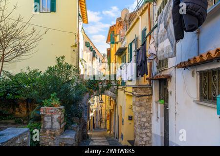 Un'area residenziale di vicoli stretti, gallerie e scale nel quartiere collinare la Pigna di Sanremo, il centro storico medievale di Sanremo. Foto Stock