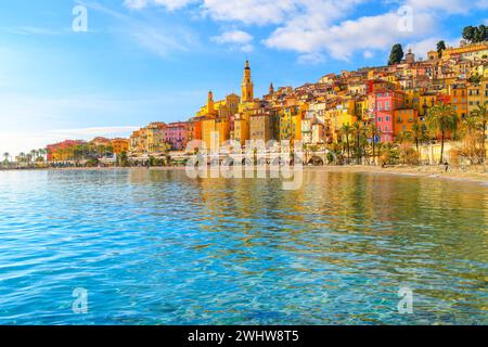 Paesaggio urbano della pittoresca e colorata città vecchia e della spiaggia di Les Sablettes e passeggiata lungo la Costa Azzurra Costa Azzurra a Mentone, Francia. Foto Stock