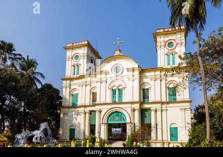 Veduta della facciata anteriore della chiesa del Sacro cuore, una chiesa cattolica fondata nel 1691 a Chandannagar (Chandernagore), Bengala Occidentale, India Foto Stock