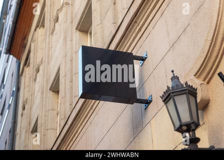 Piccolo cartello quadrato pulito per il logo di un'azienda sulla parete di un edificio per uffici Foto Stock