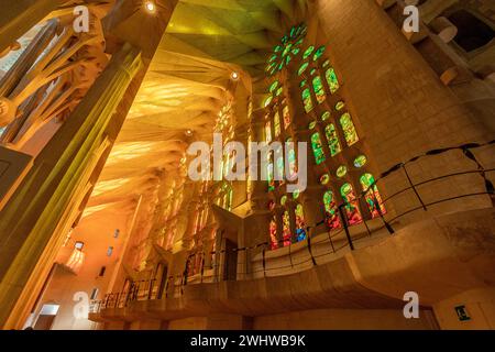 Navata laterale della Basilica della Sagrada Familia, dalla facciata della passione. Queste vetrate colorate rappresentano acqua, risurrezione e luce Foto Stock