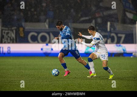 Como, Italia. 9 febbraio 2024. Marco Curto (Como 1907) e massimo Bertagnoli (Brescia calcio) visti in azione durante la partita di serie B tra Como 1907 e Brescia allo Stadio Comunale G. Sinigaglia. Punteggio finale; Como 1907 1-0 Brescia. (Foto di Mattia Martegani/SOPA Images/Sipa USA) credito: SIPA USA/Alamy Live News Foto Stock