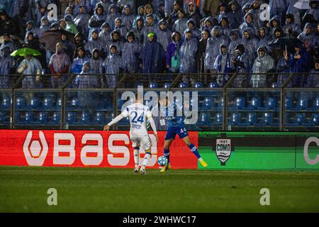 Como, Italia. 9 febbraio 2024. Nicholas Ioannou (Como 1907) Lorenzo Maria Dickmann (Brescia calcio) visto in azione durante la partita di serie B tra Como 1907 e Brescia allo Stadio Comunale G. Sinigaglia. Punteggio finale; Como 1907 1-0 Brescia. (Foto di Mattia Martegani/SOPA Images/Sipa USA) credito: SIPA USA/Alamy Live News Foto Stock