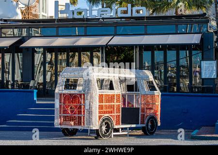 BENALMADENA, SPAGNA - 25 GENNAIO 2024: Passeggiata nel porto di Benalmadena a Benalmadena, Malaga, Spagna il 25 gennaio 2024 Foto Stock