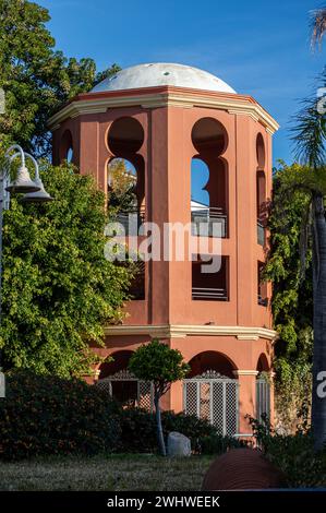 BENALMADENA, SPAGNA - 25 GENNAIO 2024: Passeggiata nel porto di Benalmadena a Benalmadena, Malaga, Spagna il 25 gennaio 2024 Foto Stock