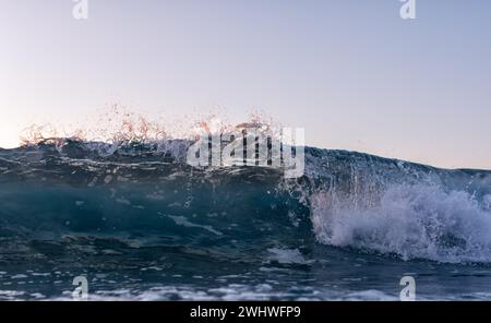 Angolo basso di un'onda di rottura davanti alla fotocamera. Foto di alta qualità Foto Stock