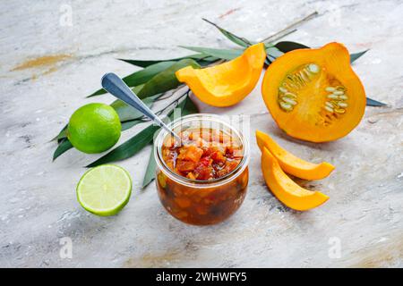 Chutney di zucca indiana tradizionale con limone servito da primo piano in un vaso di conserve Foto Stock