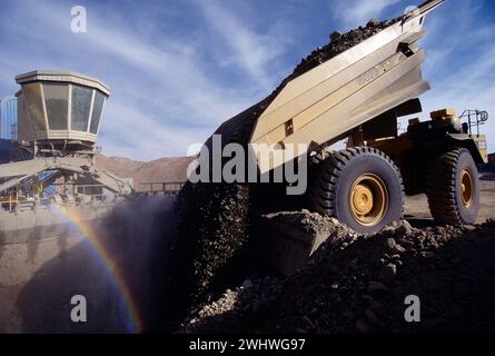 Il camion scarica il carico di minerale presso la miniera di rame El Abra; arcobaleno; calama; Cile settentrionale Foto Stock