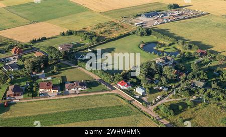 Vista degli insediamenti rurali dall'alto. Volo sopra il villaggio. Foto Stock