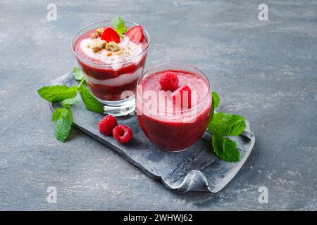 Tradizionale zuppa di fragole surgelata con gelato alle fragole e mousse di lamponi con yogurt e frutta servita come primo piano Foto Stock