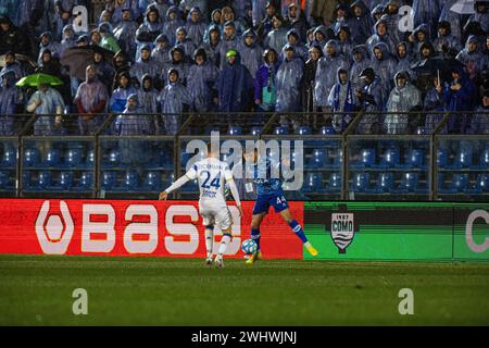 Como, Italia. 9 febbraio 2024. Nicholas Ioannou (Como 1907) Lorenzo Maria Dickmann (Brescia calcio) visto in azione durante la partita di serie B tra Como 1907 e Brescia allo Stadio Comunale G. Sinigaglia. Punteggio finale; Como 1907 1-0 Brescia. (Credit Image: © Mattia Martegani/SOPA Images via ZUMA Press Wire) SOLO PER USO EDITORIALE! Non per USO commerciale! Foto Stock