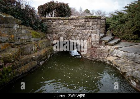 Il ponte artificiale conduce su un torrente del parco cittadino a Boise, Idaho Foto Stock