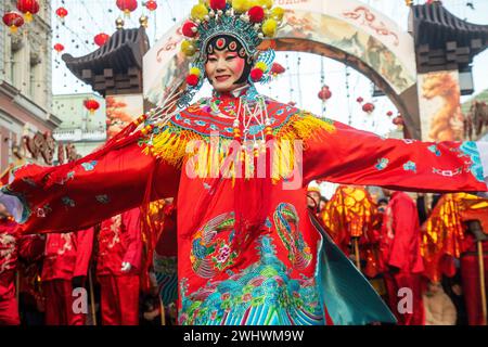 Mosca, Russia. 10 febbraio 2024. Una donna cinese vestita come un personaggio dell'Opera di Pechino si esibisce in una strada durante il Festival del capodanno cinese a Mosca nel vicolo Kamergersky a Mosca, in Russia Foto Stock