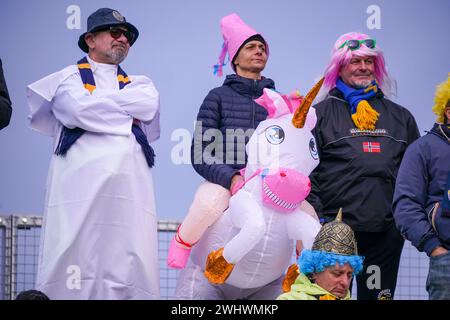 Monza, Italia. 11 febbraio 2024. Tifosi dell'Hellas Verona FC con costume da carnevale, durante l'AC Monza vs Hellas Verona FC, serie A, allo stadio U-Power. Crediti: Alessio Morgese/Alessio Morgese/Emage/Alamy live news Foto Stock