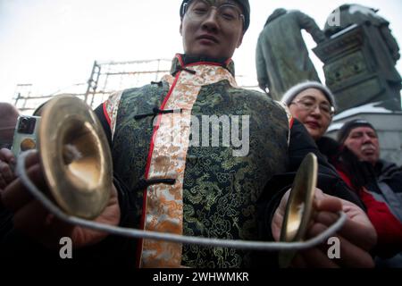 Mosca, Russia. 10 febbraio 2024. Un uomo cinese che indossa il tradizionale costume cinese si esibisce in una strada durante il Festival del capodanno cinese in Kamergersky Lane a Mosca, Russia Foto Stock